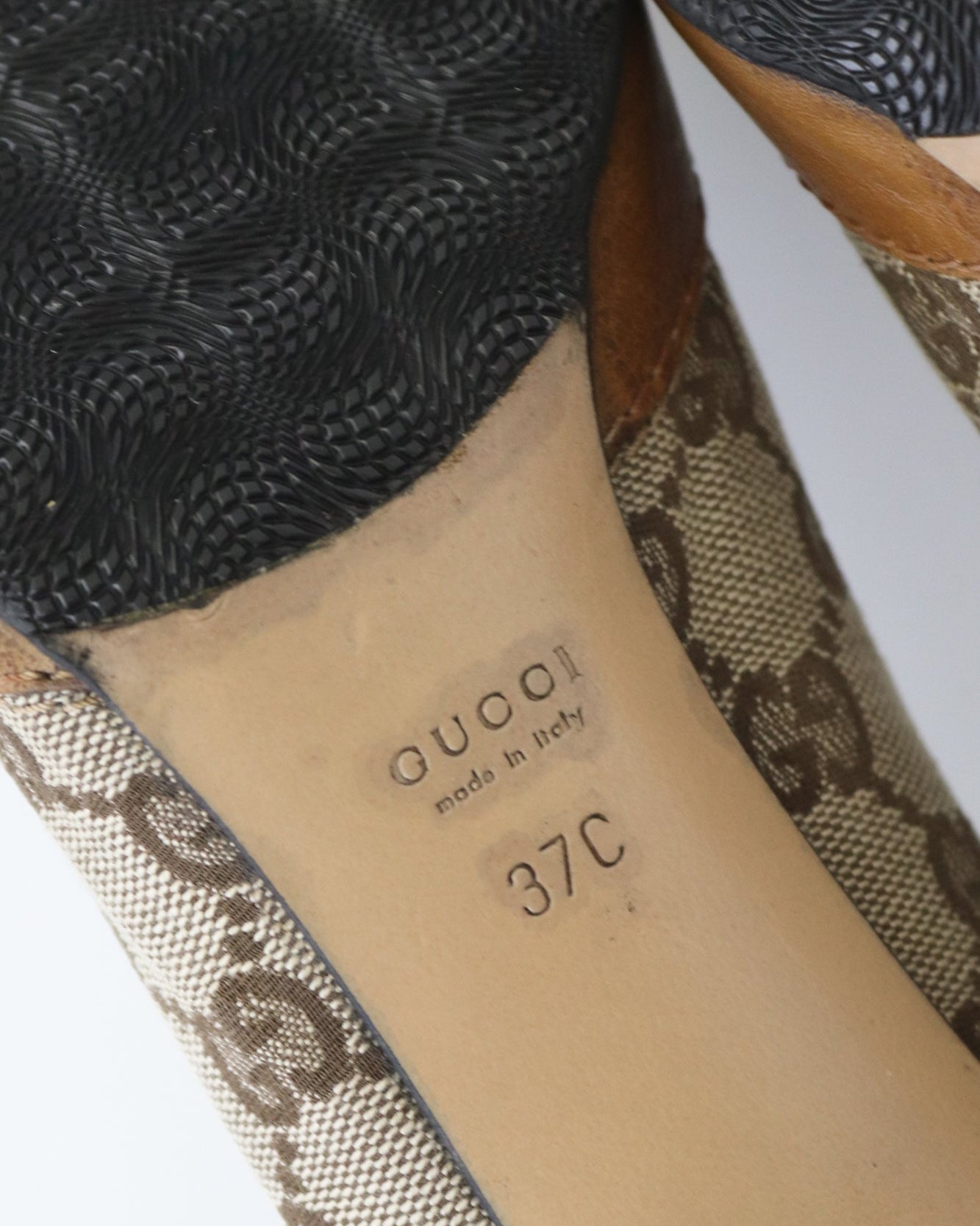 Vintage Gucci by Tom Ford Beige GG Monogram Pumps Chain Horsebit Heels / 37 (US 7)