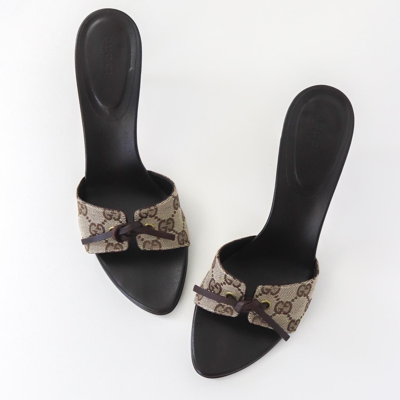 Vintage 2000s Gucci Beige Canvas GG Monogram Mules Bow Detail Heels / 39 (US 9)