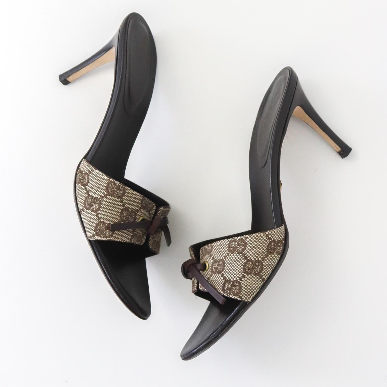 Vintage 2000s Gucci Beige Canvas GG Monogram Mules Bow Detail Heels / 39 (US 9)