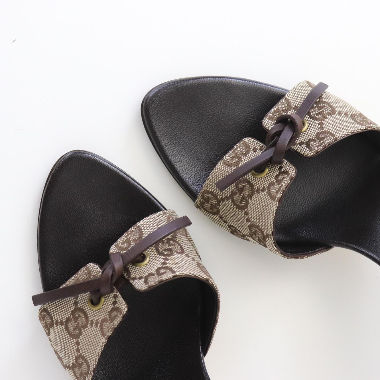 Vintage 2000s Gucci Beige Canvas GG Monogram Mules Bow Detail Heels / 39 (US 9)