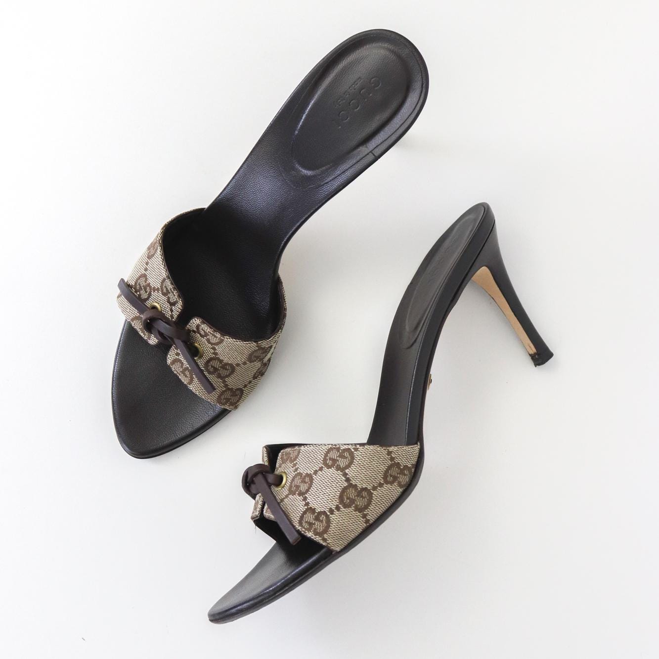 Vintage 2000s Gucci Beige Canvas GG Monogram Mules Bow Detail Heels / 39 (US 9)