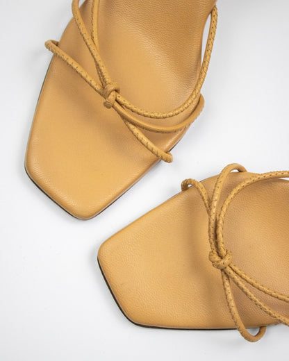 Vintage S/S 2002 Gucci by Tom Ford Beige Leather Bamboo Kitten Heel Mules / 35 (US 5)