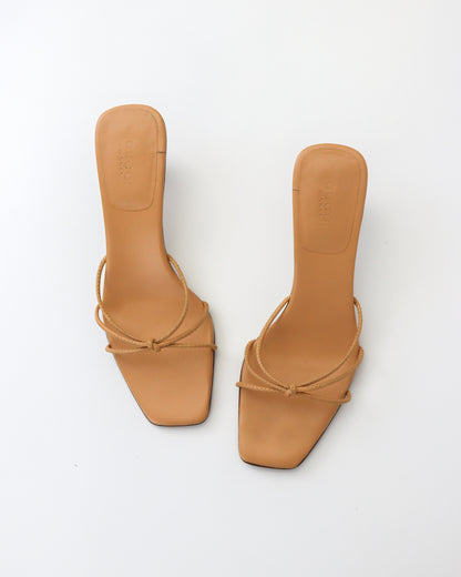 Vintage S/S 2002 Gucci by Tom Ford Beige Leather Bamboo Kitten Heel Mules / 36 (US 6)