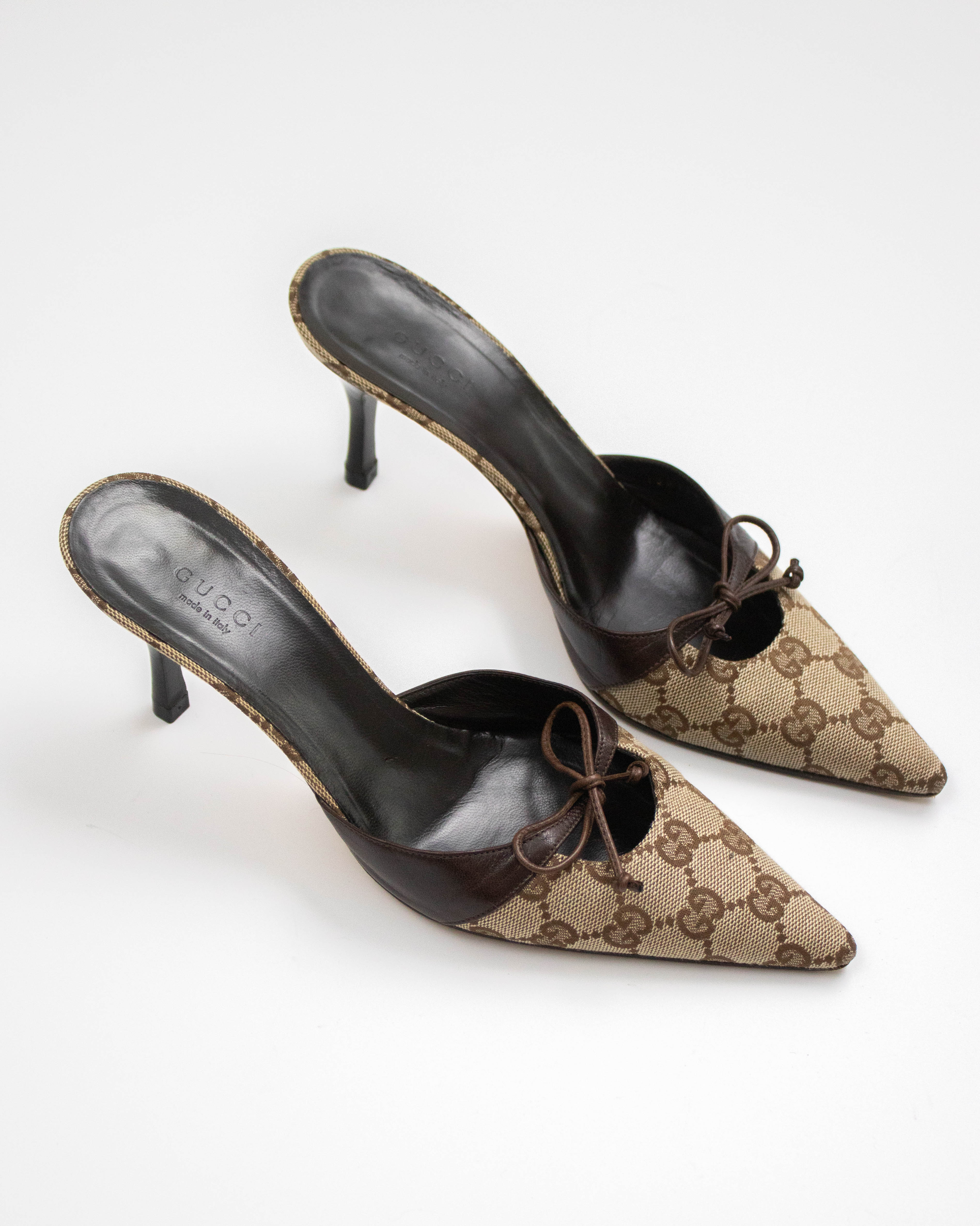 靴 Vintage Gucci Monogram Bow Mules 36 1/2 Vintage 2000s Gucci Monogram Canvas Bow Detail Mule Heels / 35.5