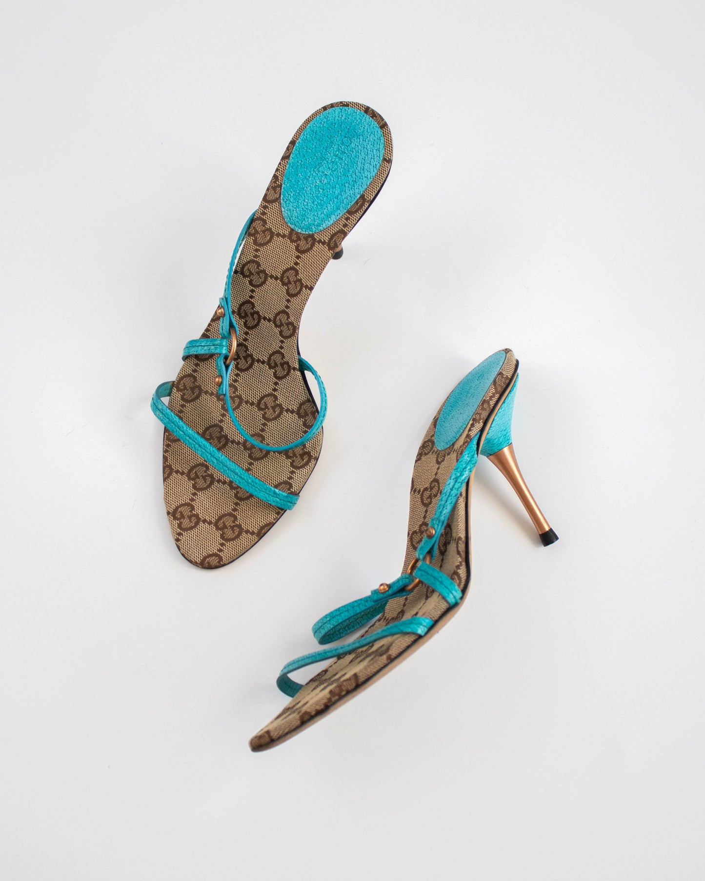 High-heeled sandal with turquoise strap and Gucci logo pattern side view