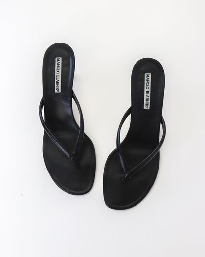 Vintage Manolo Blahnik Black Leather Kitten Heel Thong Mules / 38 (US 8)