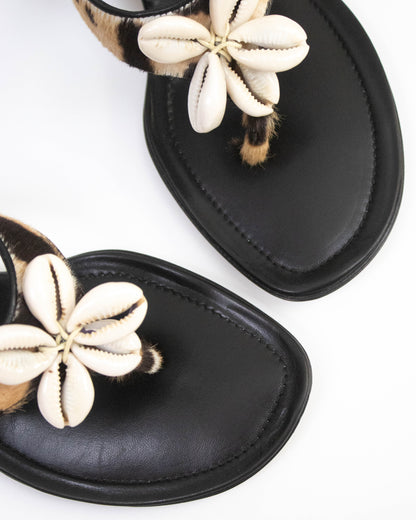 Vintage Manolo Blahnik Leopard Print Thong Mules Seashell Detail / 38.5 (US 8.5)
